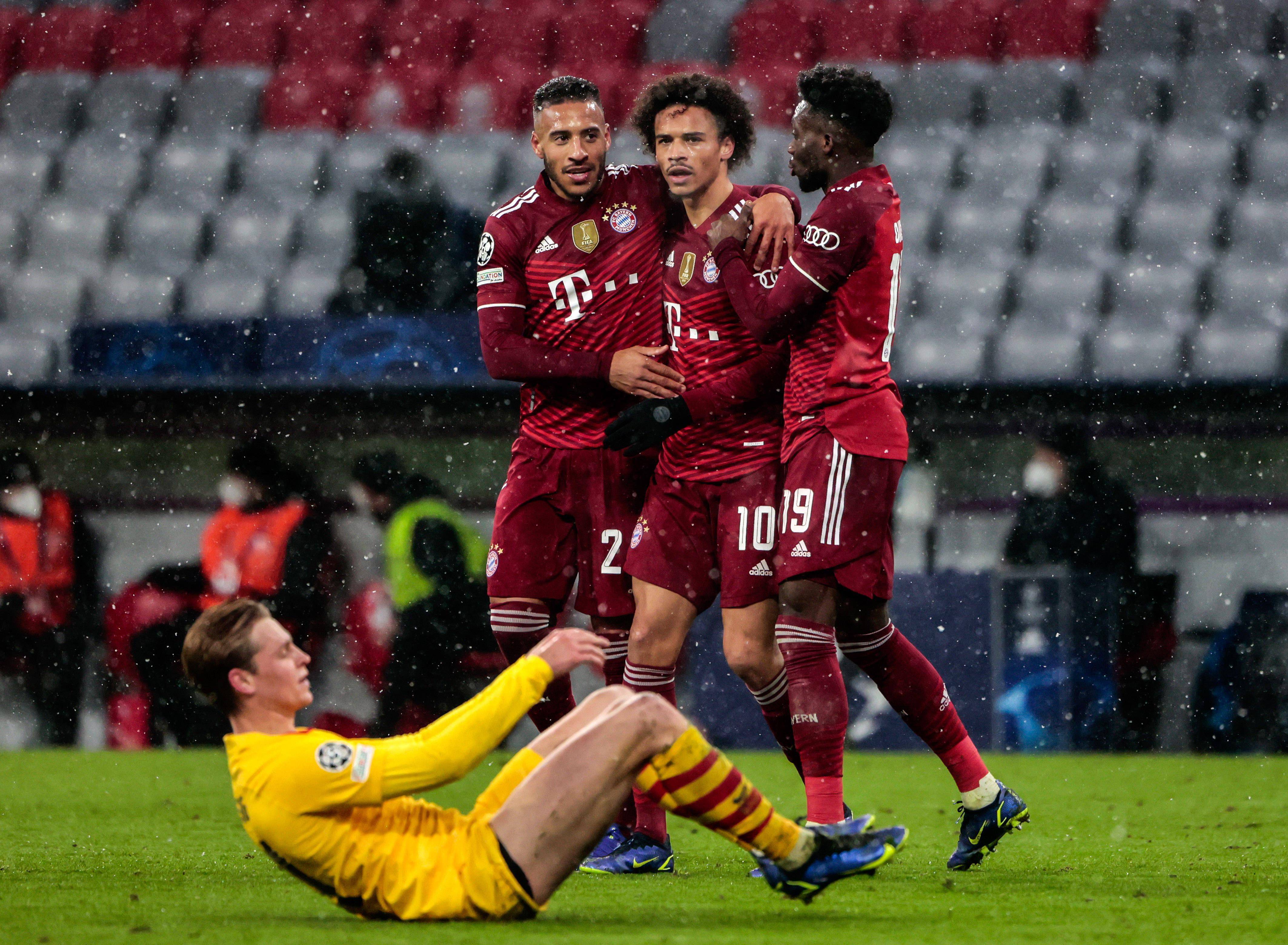 足球赛场即将上演：球队准备充分迎接挑战