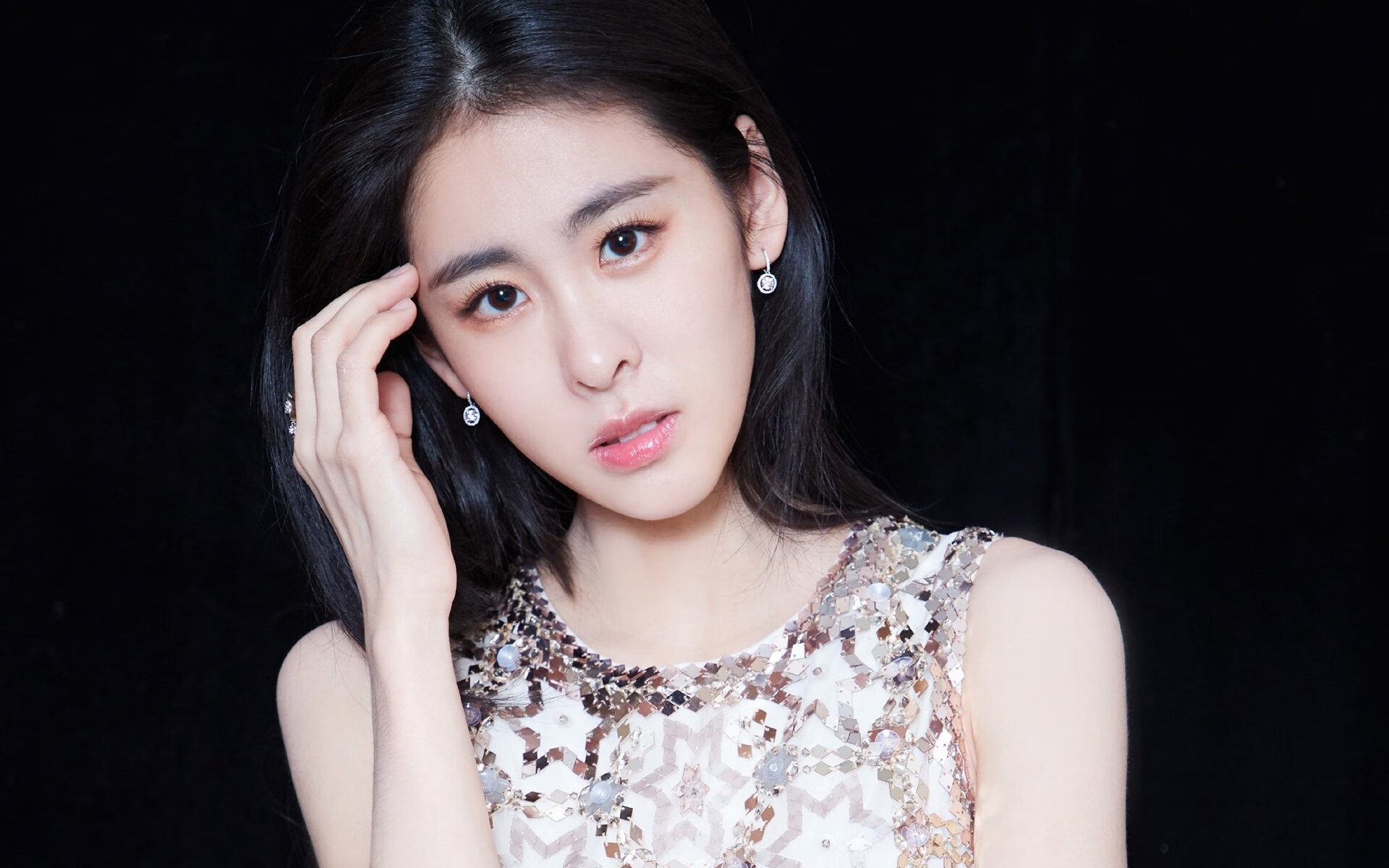 武切维奇生涯之夜闪耀东方，鹈鹕在深圳友谊赛中险胜主队，掀起篮球狂潮